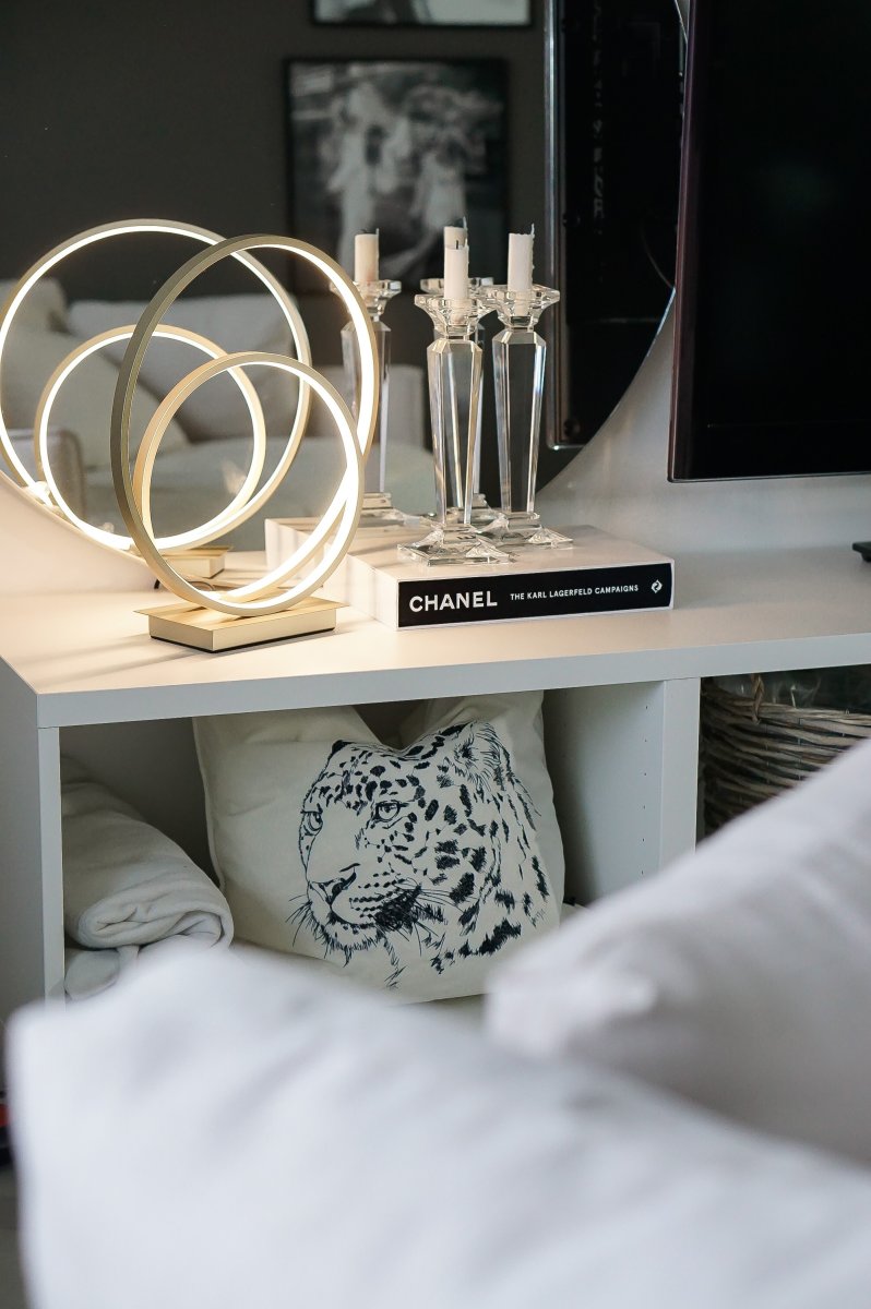 Loop 37cm Champagne bordlampe Fra Aneta Lighting - Integrert 14W LED som kan dimmes med en 3-trinns dimmer p&aring; lampefoten.