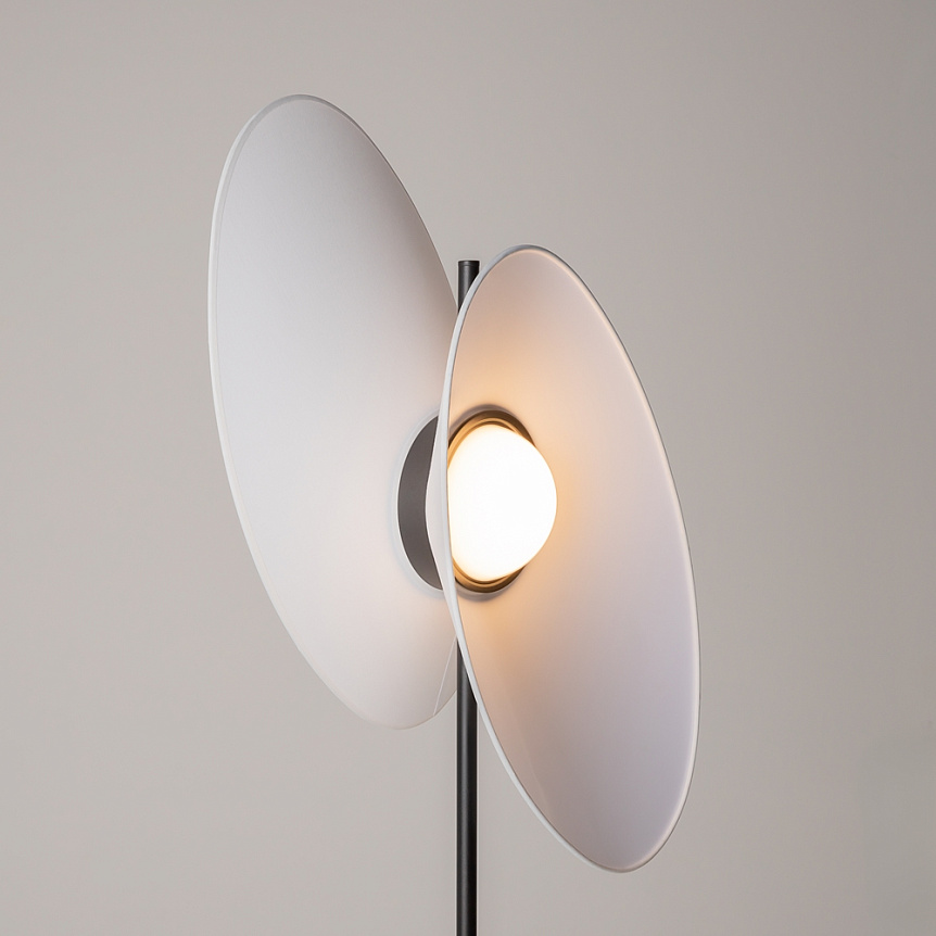 Evolution Hvit gulvlampe Fra Maytoni - Evolution er en moderne LED-gulvlampe med roterbare skjermer som lar deg kontrollere b&aring;de formen og retningen til lyset.