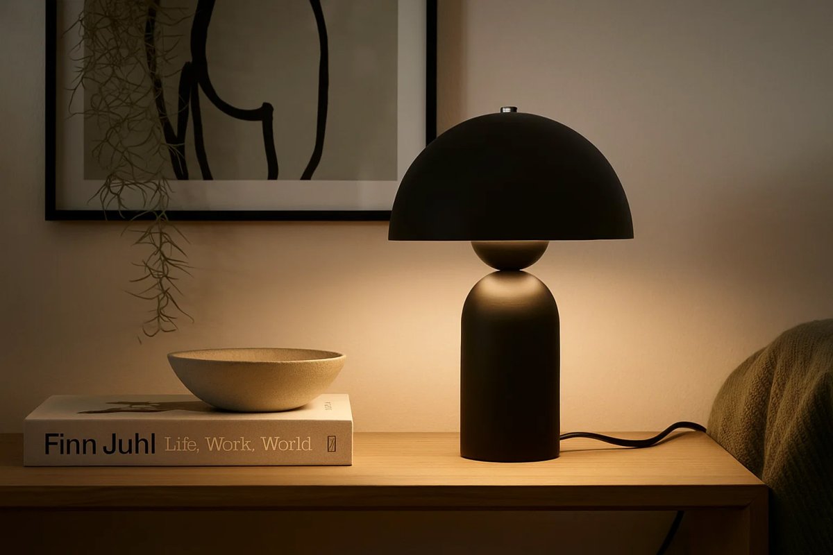 Capello 35cm Svart bordlampe Fra Nordic Lighting - Den dekorative kromdetaljen p&aring; toppen gir et elegant l&oslash;ft og gj&oslash;r lampen til et vakkert innslag i b&aring;de soverom, stuer og ganger.