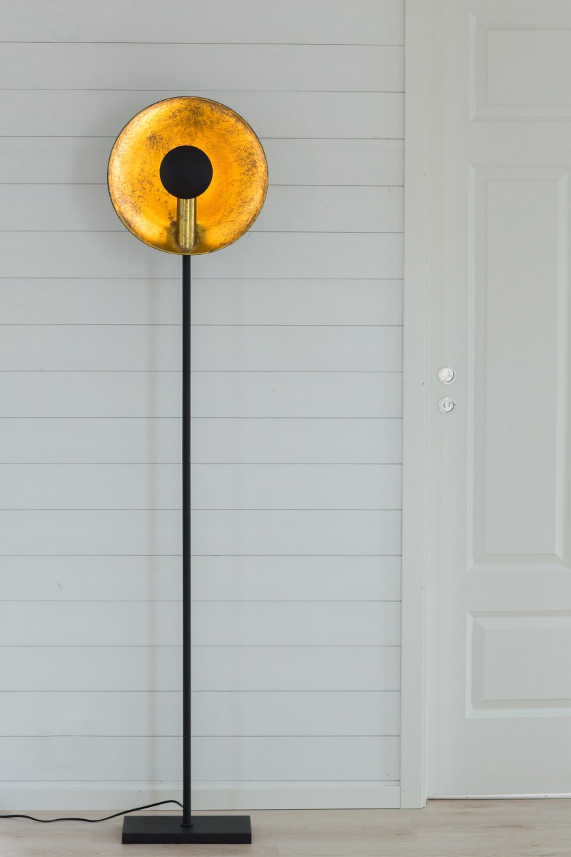 Captain Sand svart gulvlampe Fra By Rydéns - Captain uplight er en del av den stilige Captain-familien og gir hjemmet ditt like mye innflytelse som de andre medlemmene.