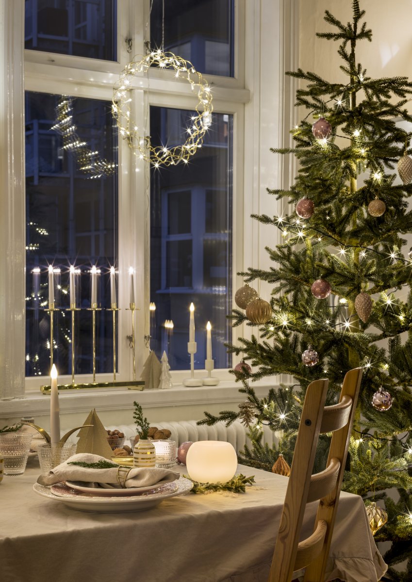 LED-krans Ø30 Gull Fra Konstsmide - Med sin diameter p&aring; 30 cm er girlanderen en vakker dekorasjon &aring; henge i vinduet eller p&aring; veggen, perfekt for &aring; skape ekstra hygge i de m&oslash;rkere m&aring;nedene av &aring;ret.