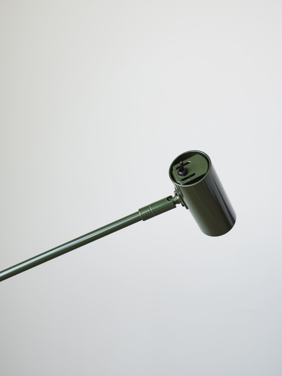 Cato dimbar Skoggrønn gulvlampe Fra Belid - Med en høydejustering mellom 100-134 cm, en lampeskjerm på 4 cm i diameter og en stabil lampefot på 20 cm, kombinerer Cato form og funksjon på beste måte.