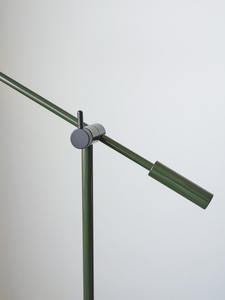 Cato dimbar Skoggrønn gulvlampe Fra Belid - Med en høydejustering mellom 100-134 cm, en lampeskjerm på 4 cm i diameter og en stabil lampefot på 20 cm, kombinerer Cato form og funksjon på beste måte.