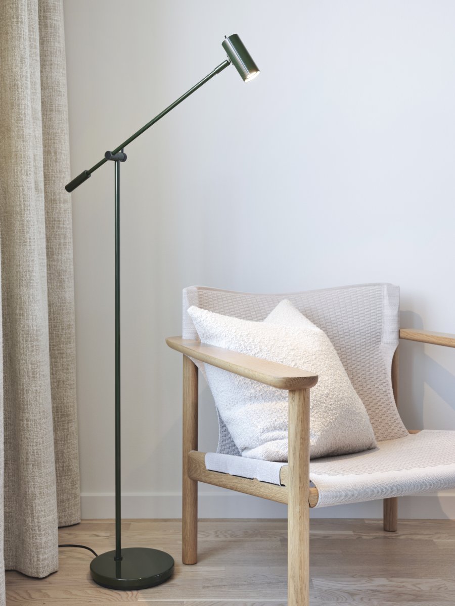 Cato dimbar Skoggrønn gulvlampe Fra Belid - Med en høydejustering mellom 100-134 cm, en lampeskjerm på 4 cm i diameter og en stabil lampefot på 20 cm, kombinerer Cato form og funksjon på beste måte.
