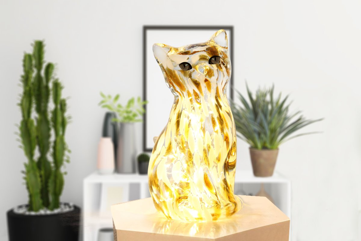 Katt 22cm Brun/hvit bordlampe Fra Pixie Design - Denne dekorative glassbordlampen er formet som en elegant katt og har en marmorert overflate i brune og hvite farger som gir hvert m&oslash;bel et unikt uttrykk.