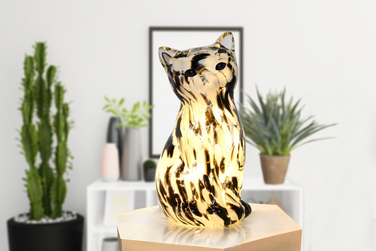Katt 22cm Svart og hvitt bordlampe Fra Pixie Design - Denne dekorative glassbordlampen er formet som en elegant katt og har en marmorert overflate i svarte og hvite farger som gir hvert m&oslash;bel et unikt uttrykk.