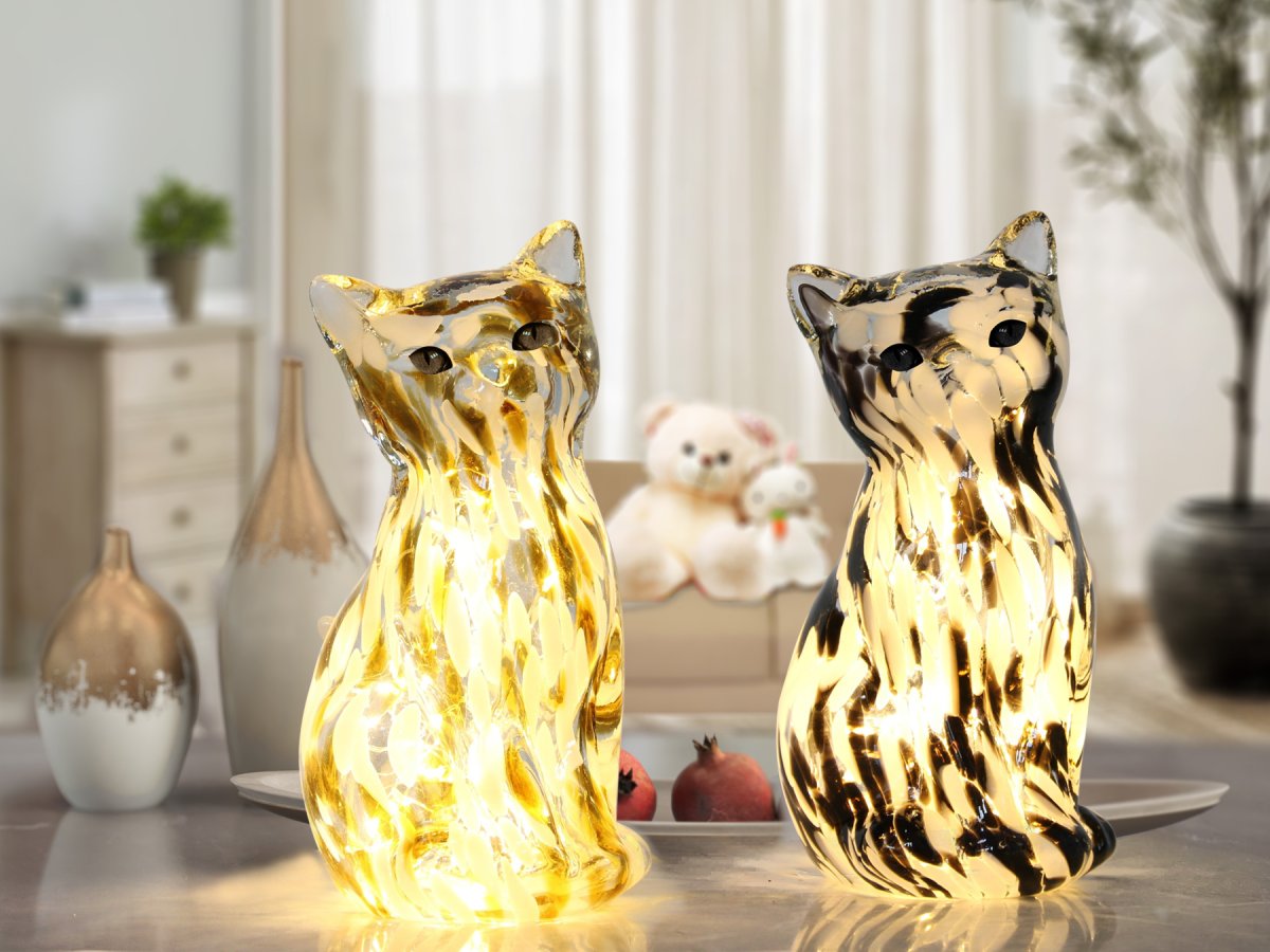 Katt 22cm Svart og hvitt bordlampe Fra Pixie Design - Denne dekorative glassbordlampen er formet som en elegant katt og har en marmorert overflate i svarte og hvite farger som gir hvert m&oslash;bel et unikt uttrykk.