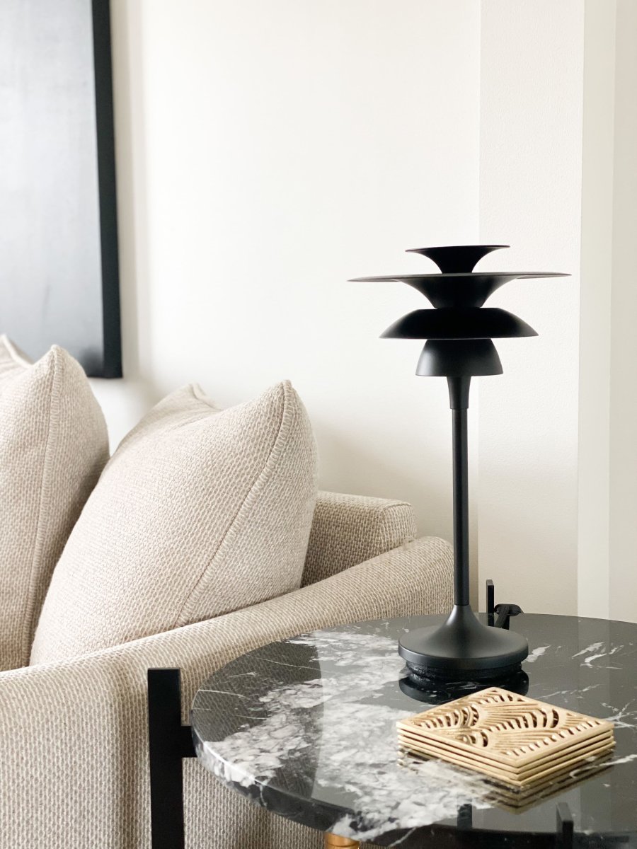 Picasso 45cm Matt svart bordlampe Fra Belid - For at bordlampen skal kunne passe inn i boliginnredningen i flere &aring;r, har vi valgt &aring; holde designet enkelt og elegant.