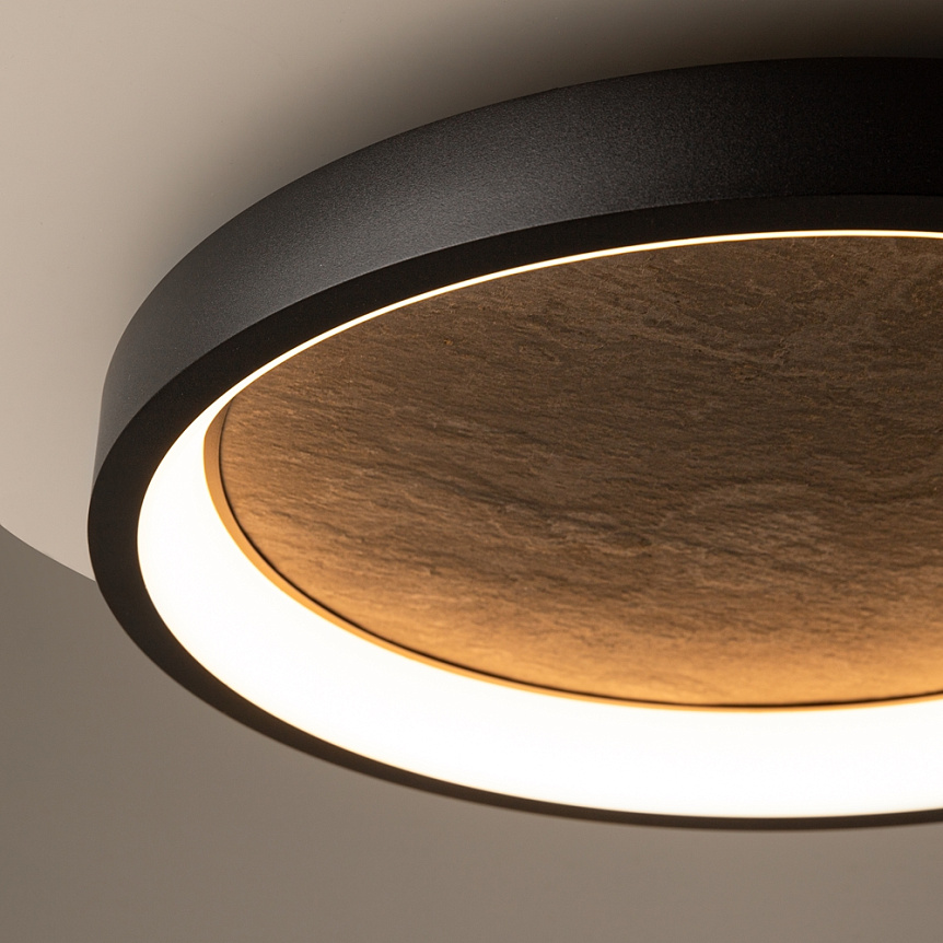 Orign Ø60 Svart plafond Fra Maytoni - Orign er en taklampe i metall med en elegant steinimitasjon i midten som gir et naturlig og eksklusivt inntrykk.