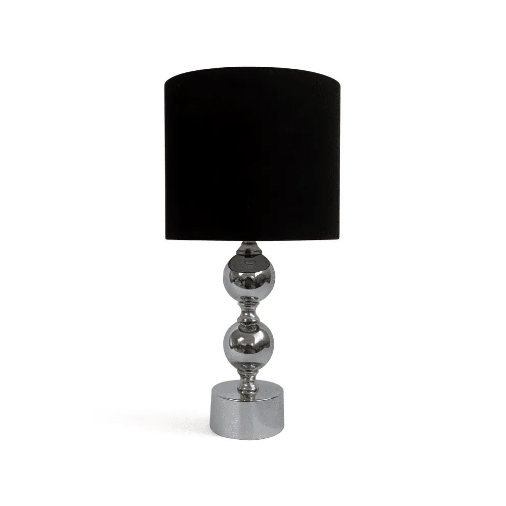 Circolo 48cm Krom/svart bordlampe Fra Nordic Lighting - Circolo bordlampe kombinerer en dekorativ metallbase med en elegant kromfinish og en klassisk svart linskjerm.