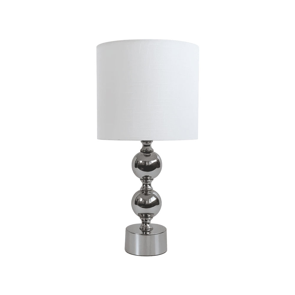 Circolo 48cm Krom/hvit bordlampe Fra Nordic Lighting - Circolo bordlampe kombinerer en dekorativ metallbase med en elegant kromfinish og en klassisk hvit linskjerm.
