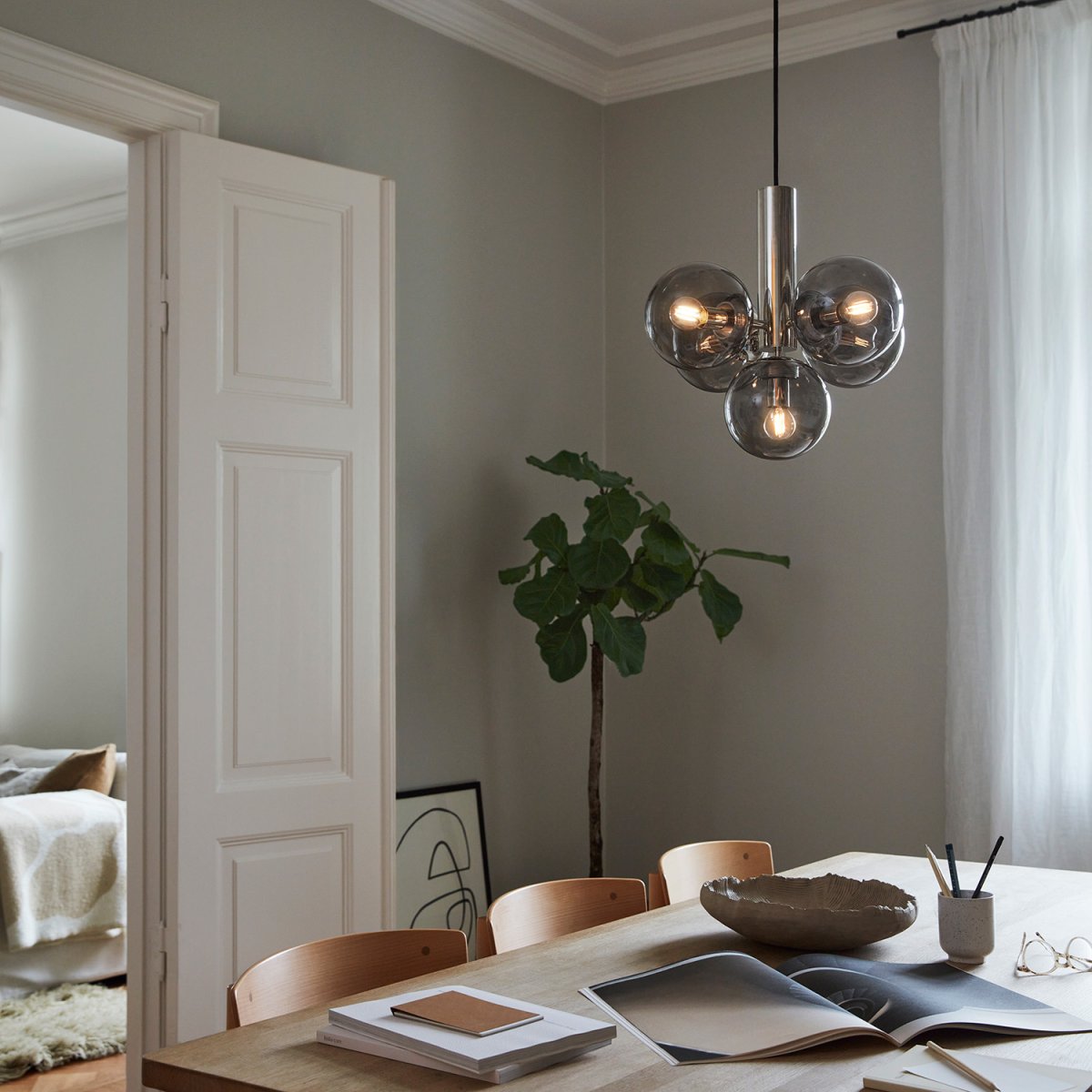 Avenue Ø43 Nikkel Taklampe Fra CO Bankeryd - Avenue er en taklampe i metall og glass som gir et rolig og sobert inntrykk.