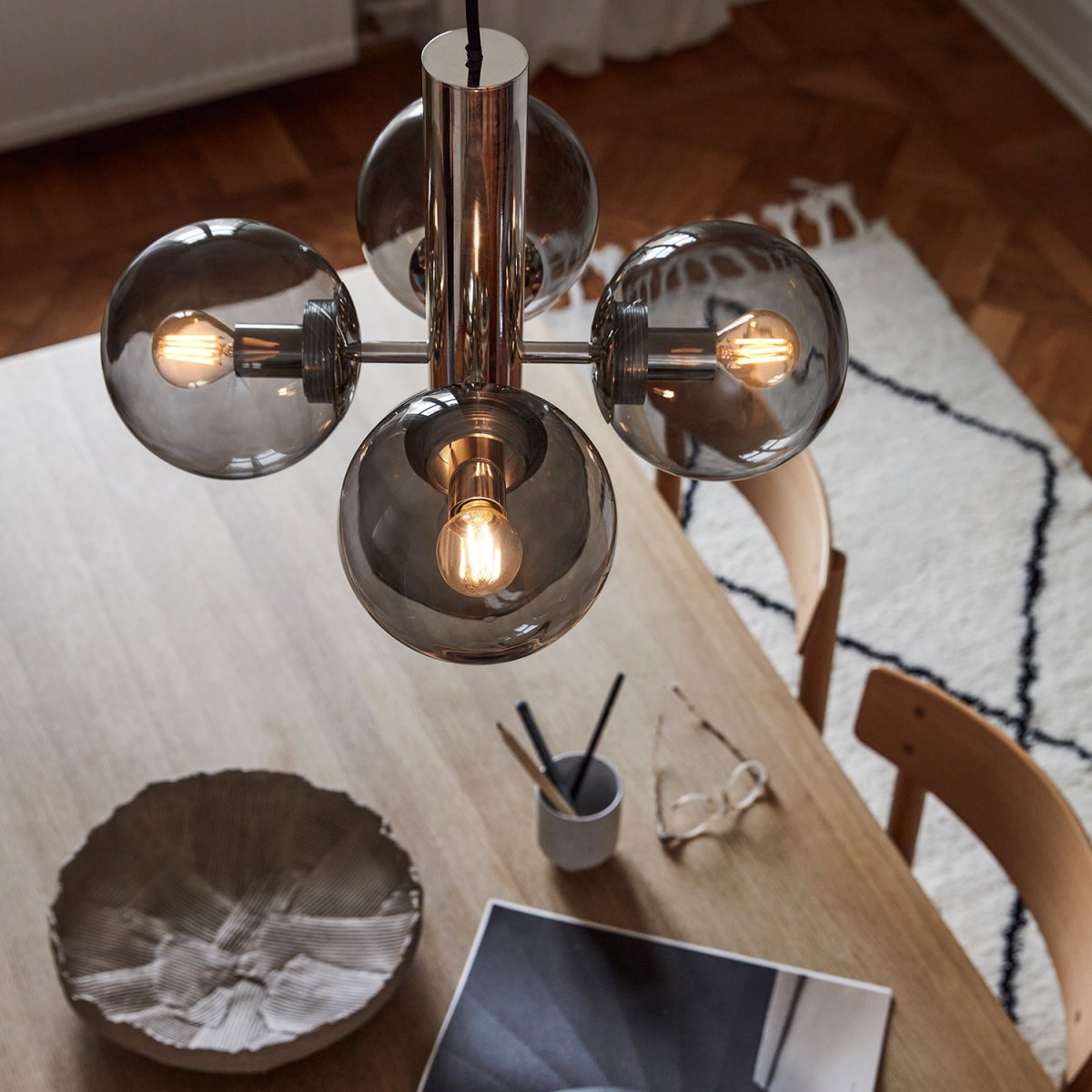 Avenue Ø43 Nikkel Taklampe Fra CO Bankeryd - Avenue er en taklampe i metall og glass som gir et rolig og sobert inntrykk.