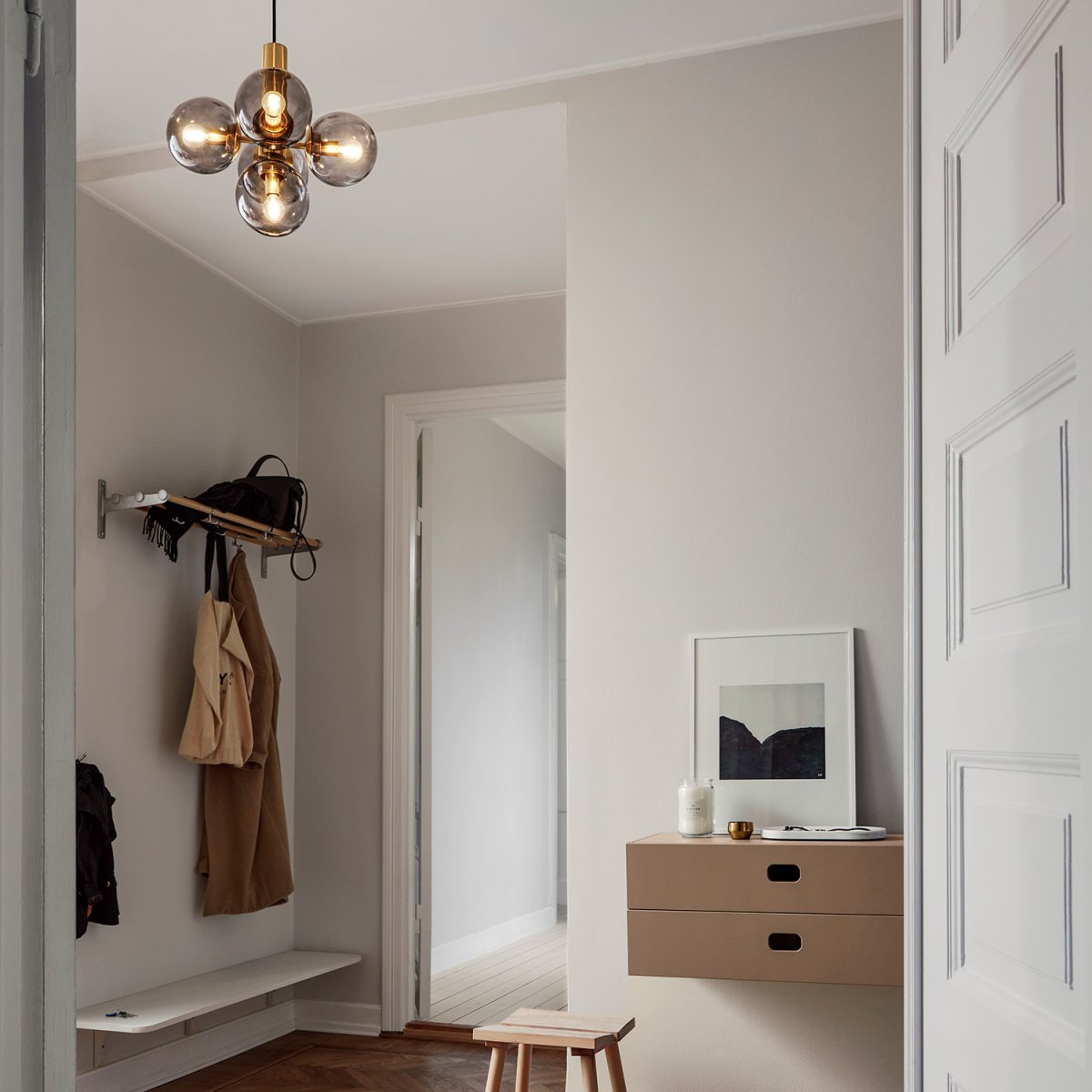 Avenue Ø43 Messing Taklampe Fra CO Bankeryd - Avenue er en taklampe i metall og glass som gir et rolig og sobert inntrykk.