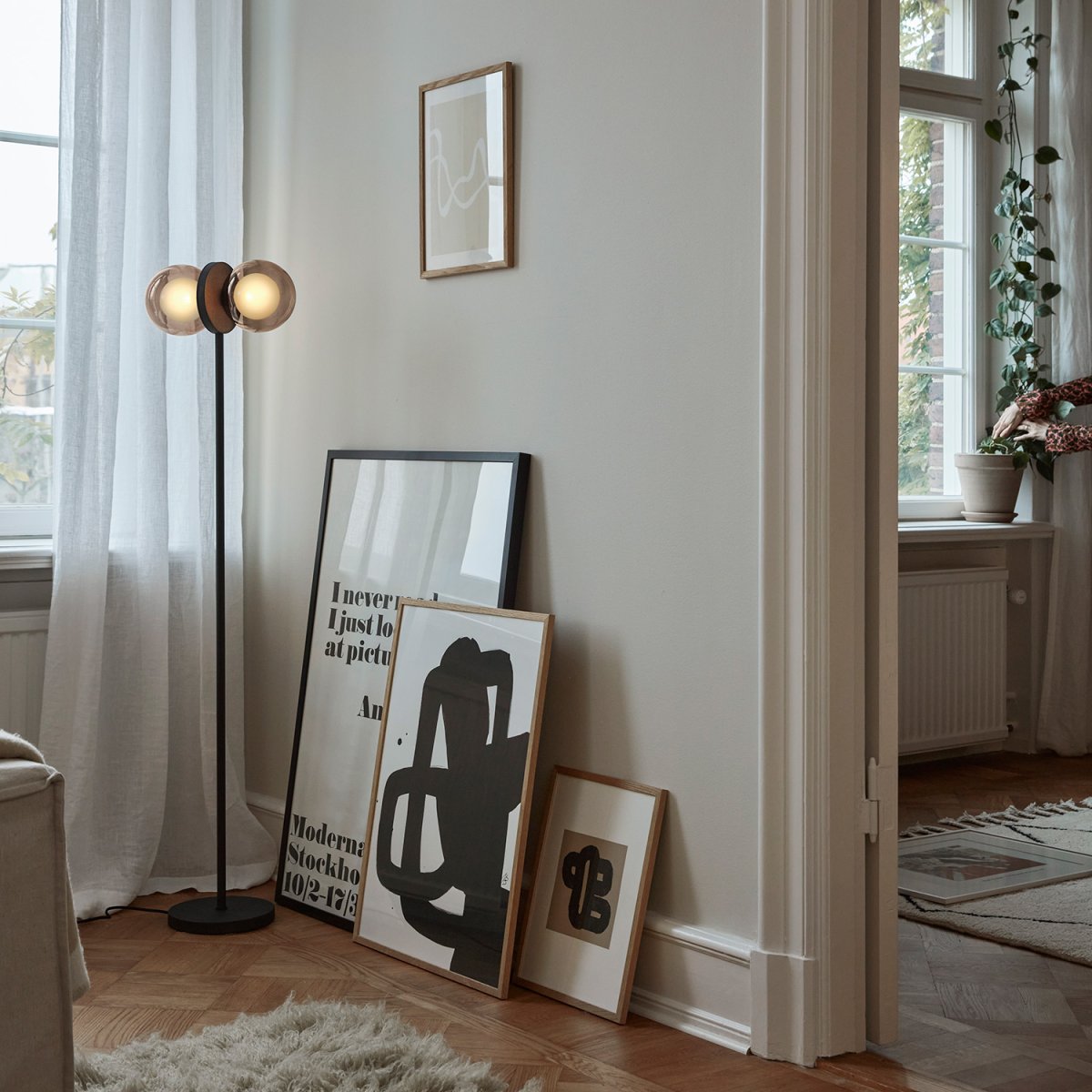 Discus Svart gulvlampe Fra CO Bankeryd - De opalglasskuppelene er innkapslet i røkt glass som gir et varmt dekorativt lys i rommet.