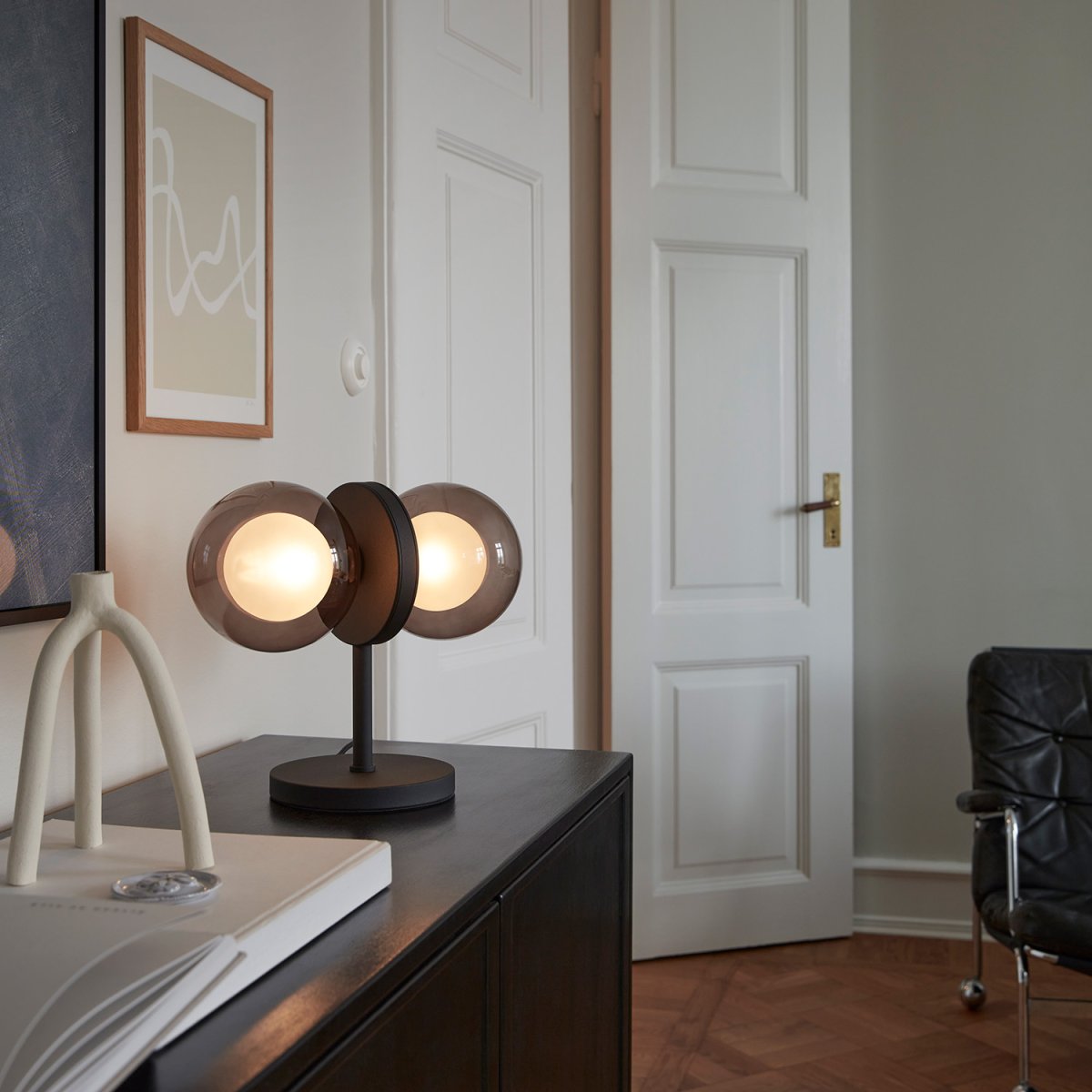 Discus 30cm Svart bordlampe Fra CO Bankeryd - Discus bordlampe har en feminin design som bringer stil og stil til hjemmet ditt.