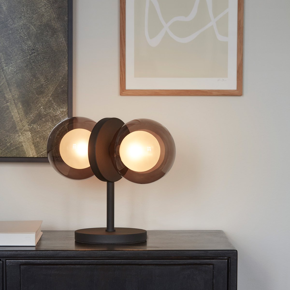 Discus 30cm Svart bordlampe Fra CO Bankeryd - Discus bordlampe har en feminin design som bringer stil og stil til hjemmet ditt.