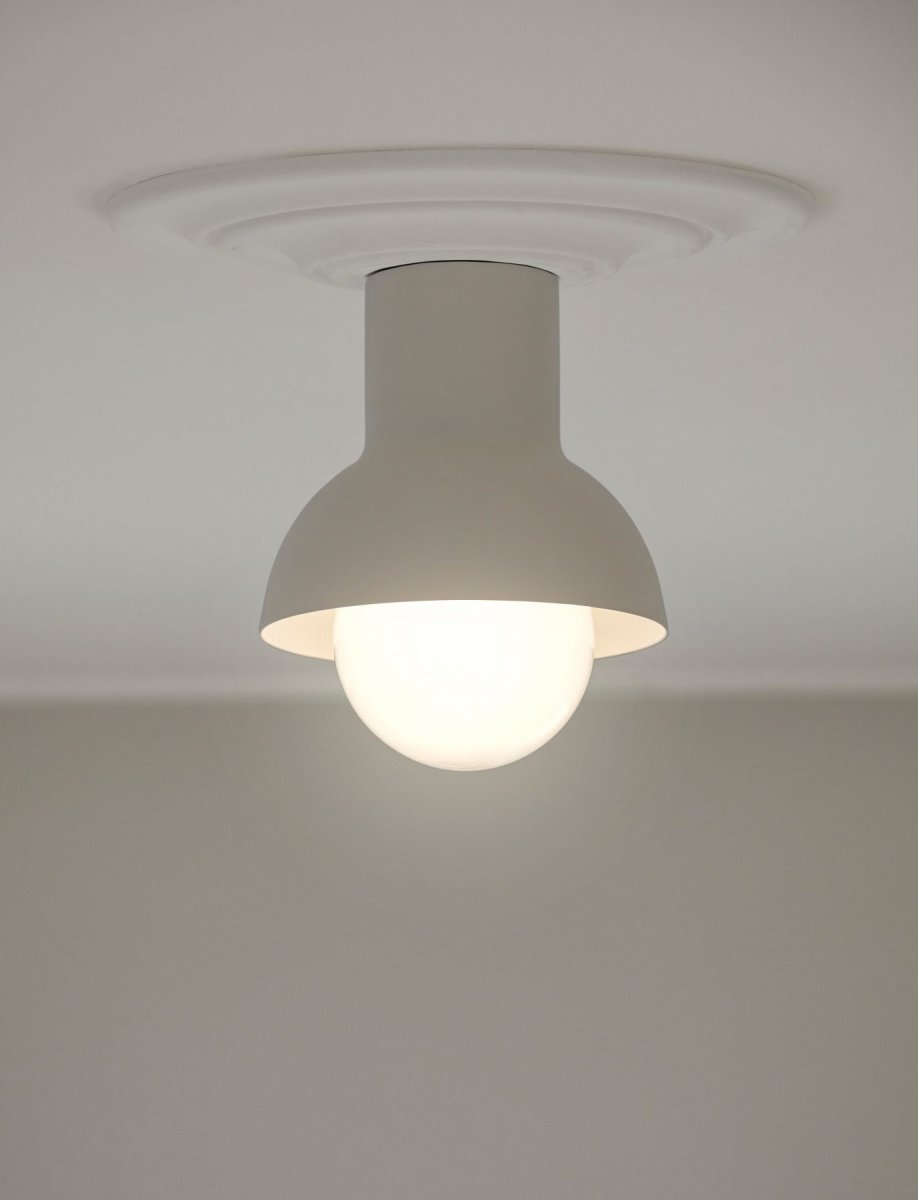 Down Ø20 Beige plafond Fra CO Bankeryd - Down-plafonden har et ungdommelig og skandinavisk design som med sitt atmosf&aelig;riske lys passer perfekt i gangen eller p&aring; kj&oslash;kkenet.