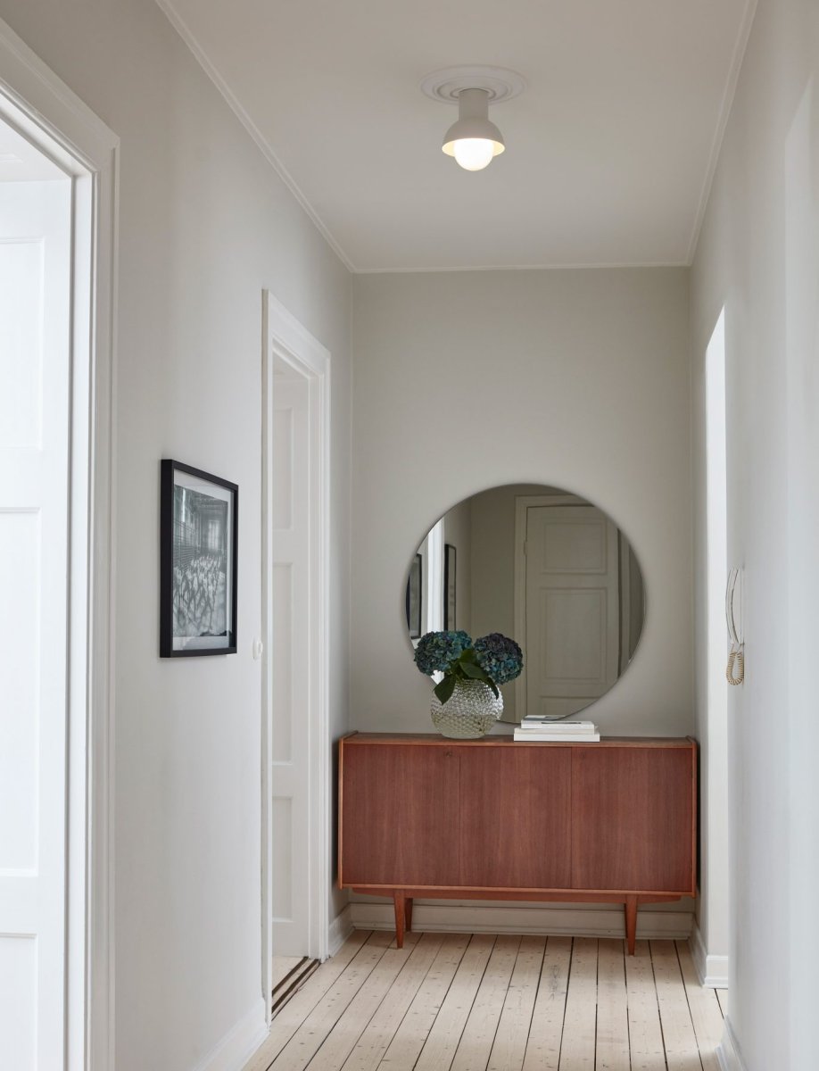 Down Ø20 Beige plafond Fra CO Bankeryd - Down-plafonden har et ungdommelig og skandinavisk design som med sitt atmosf&aelig;riske lys passer perfekt i gangen eller p&aring; kj&oslash;kkenet.