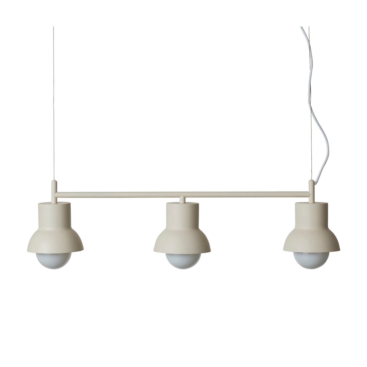 Down Long 82cm Lys beige Taklampe Fra CO Bankeryd - Down Long taklampe har et ungdommelig og skandinavisk design som med sitt atmosfæriske lys passer perfekt over spisebordet da den lyser opp hjemmets midtpunkt.