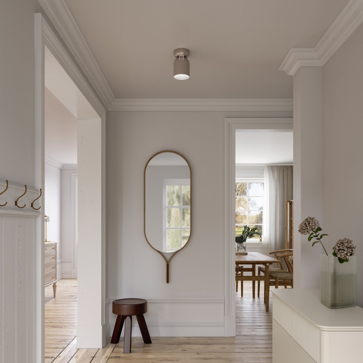 Lennon Ø13 Beige plafond Fra CO Bankeryd - Lennon er en stilig og kompakt taklampe i metall med en myk, beige farge som gir et harmonisk uttrykk.