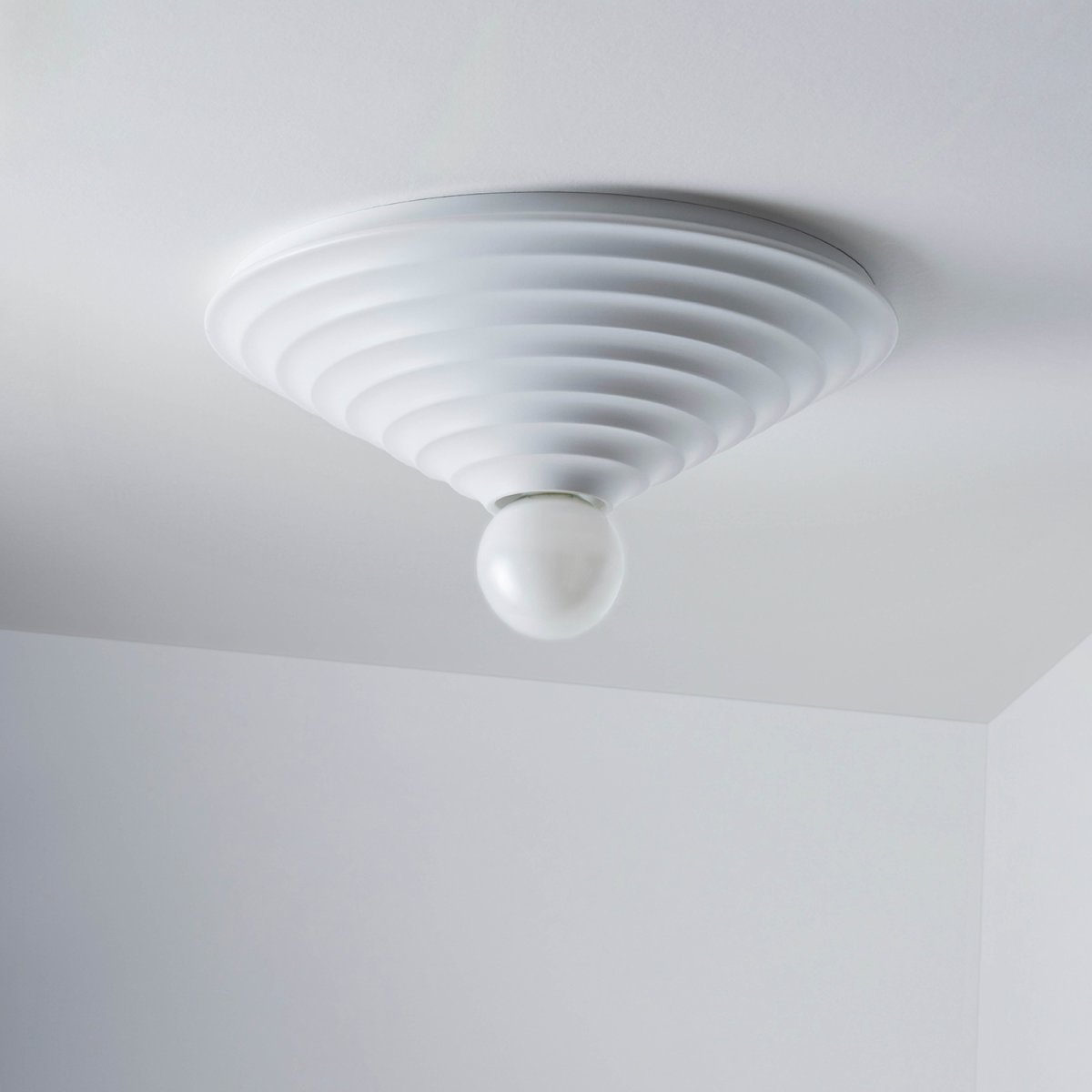 Loop Ø45 Hvit plafond Fra CO Bankeryd - Loop 45 ligner en arkitektonisk bue som brukes til å dekorere taket i et rom.