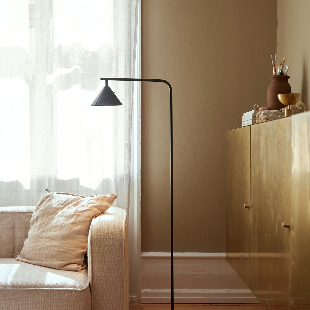 Rain Antrasitt gulvlampe Fra CO Bankeryd - Regngulvlampe er ideell for en koselig lesestund, designet for å plasseres ved sofaen eller en favorittstol.