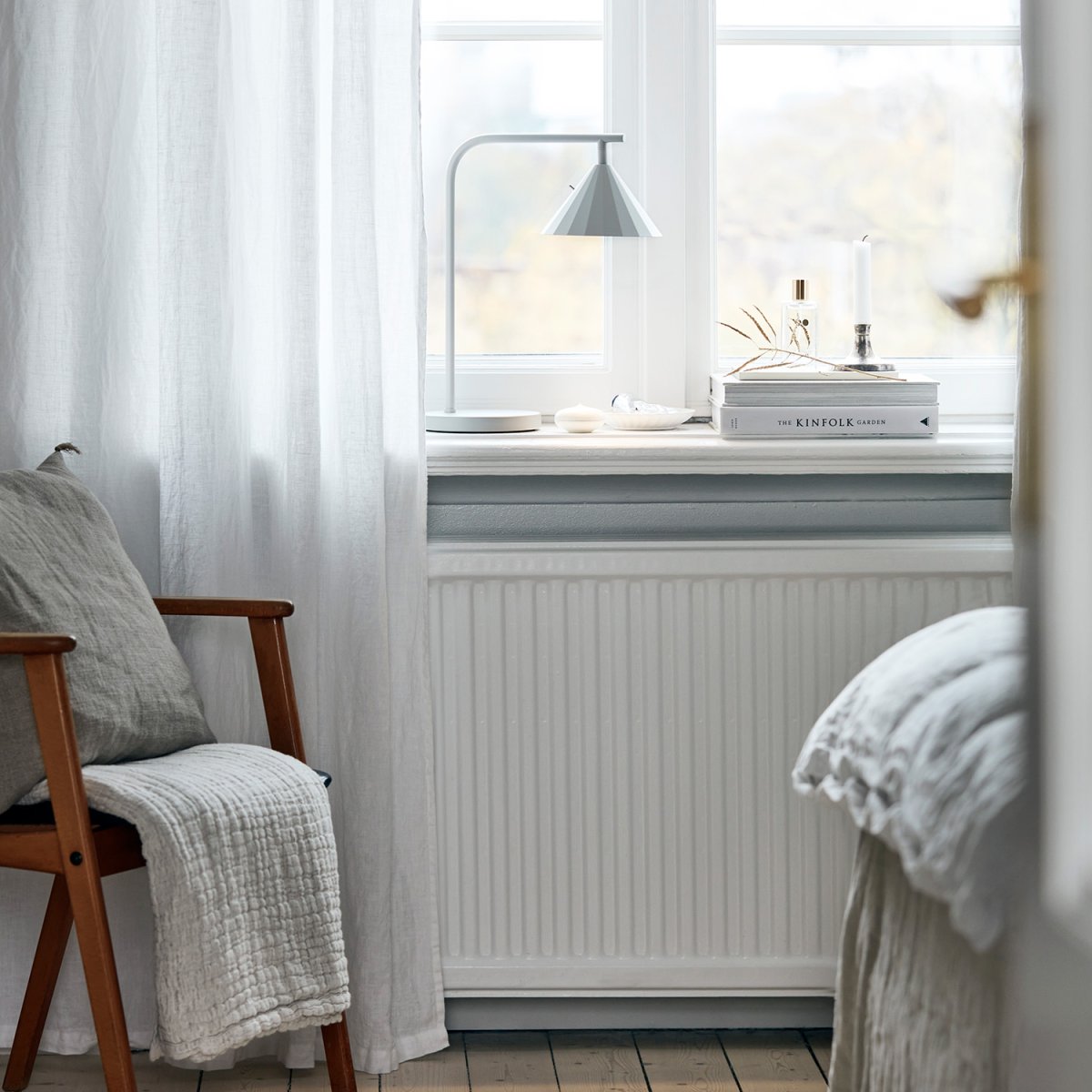 Rain 40cm Grå bordlampe Fra CO Bankeryd - Rain bordlampe er ideell for en koselig lesestund, designet for &aring; plasseres ved sofaen eller en favorittstol.