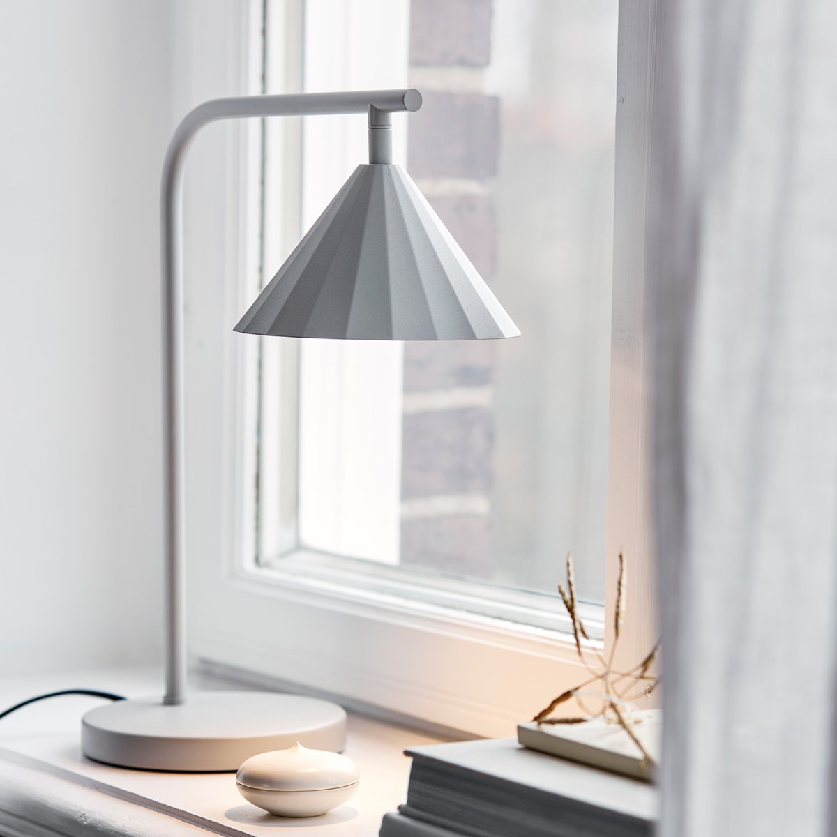 Rain 40cm Grå bordlampe Fra CO Bankeryd - Rain bordlampe er ideell for en koselig lesestund, designet for &aring; plasseres ved sofaen eller en favorittstol.