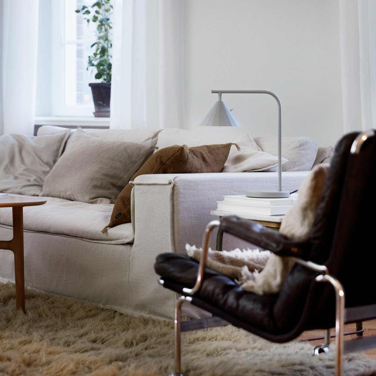 Rain 40cm Grå bordlampe Fra CO Bankeryd - Rain bordlampe er ideell for en koselig lesestund, designet for &aring; plasseres ved sofaen eller en favorittstol.