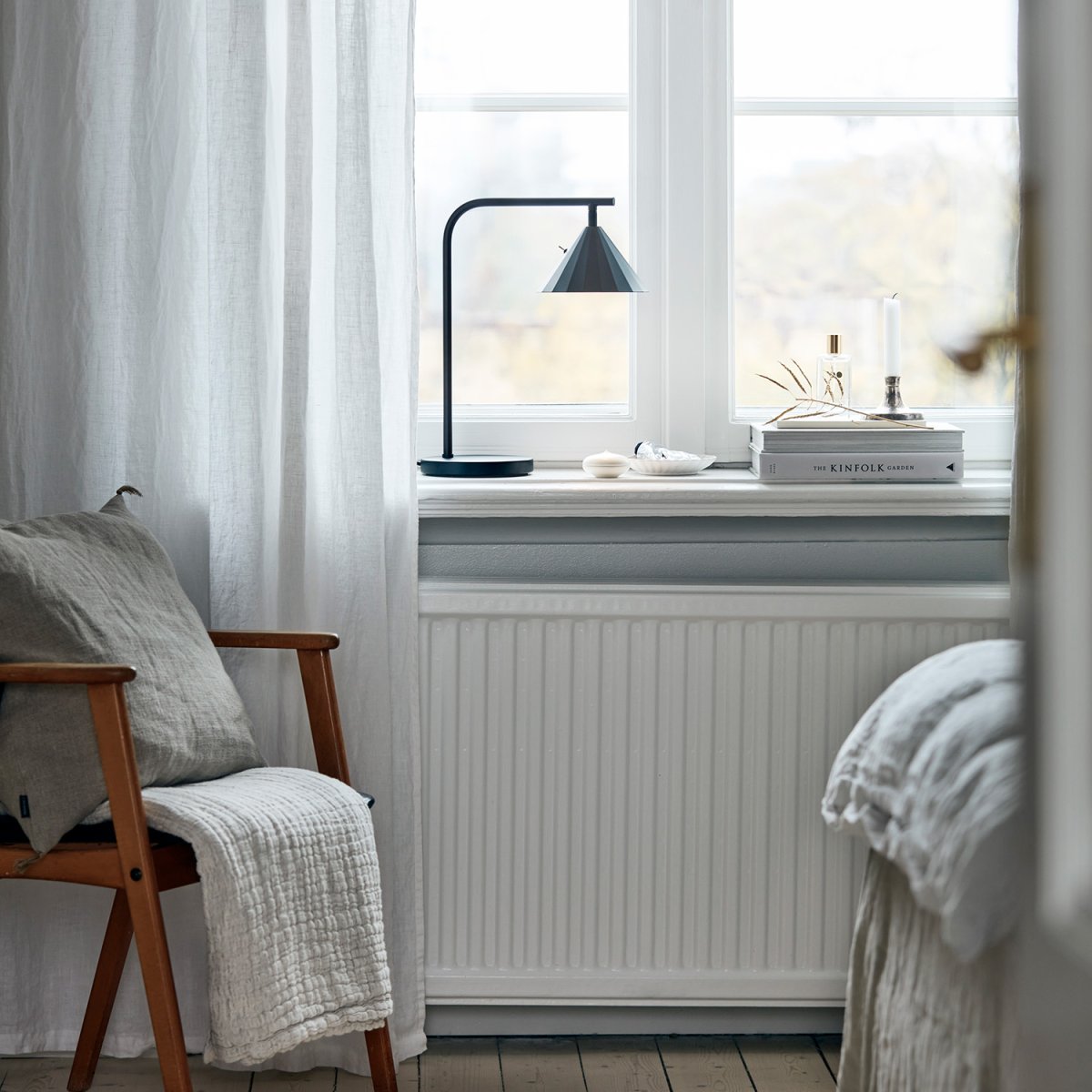 Rain 40cm Antrasitt bordlampe Fra CO Bankeryd - Rain bordlampe er ideell for en koselig lesestund, designet for å plasseres ved sofaen eller en favorittstol.