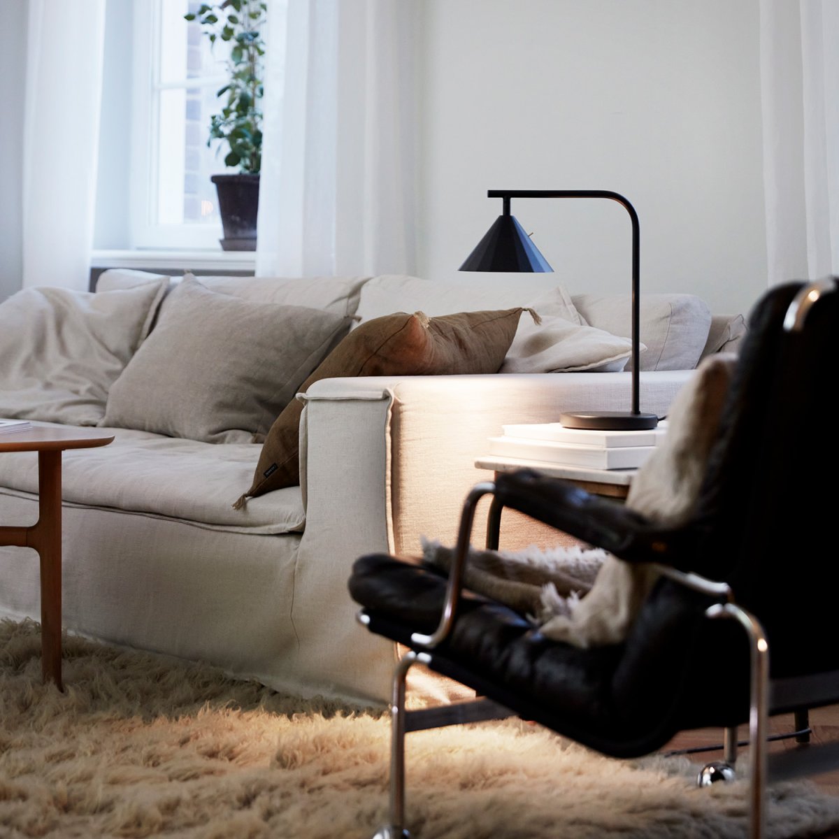 Rain 40cm Antrasitt bordlampe Fra CO Bankeryd - Rain bordlampe er ideell for en koselig lesestund, designet for å plasseres ved sofaen eller en favorittstol.
