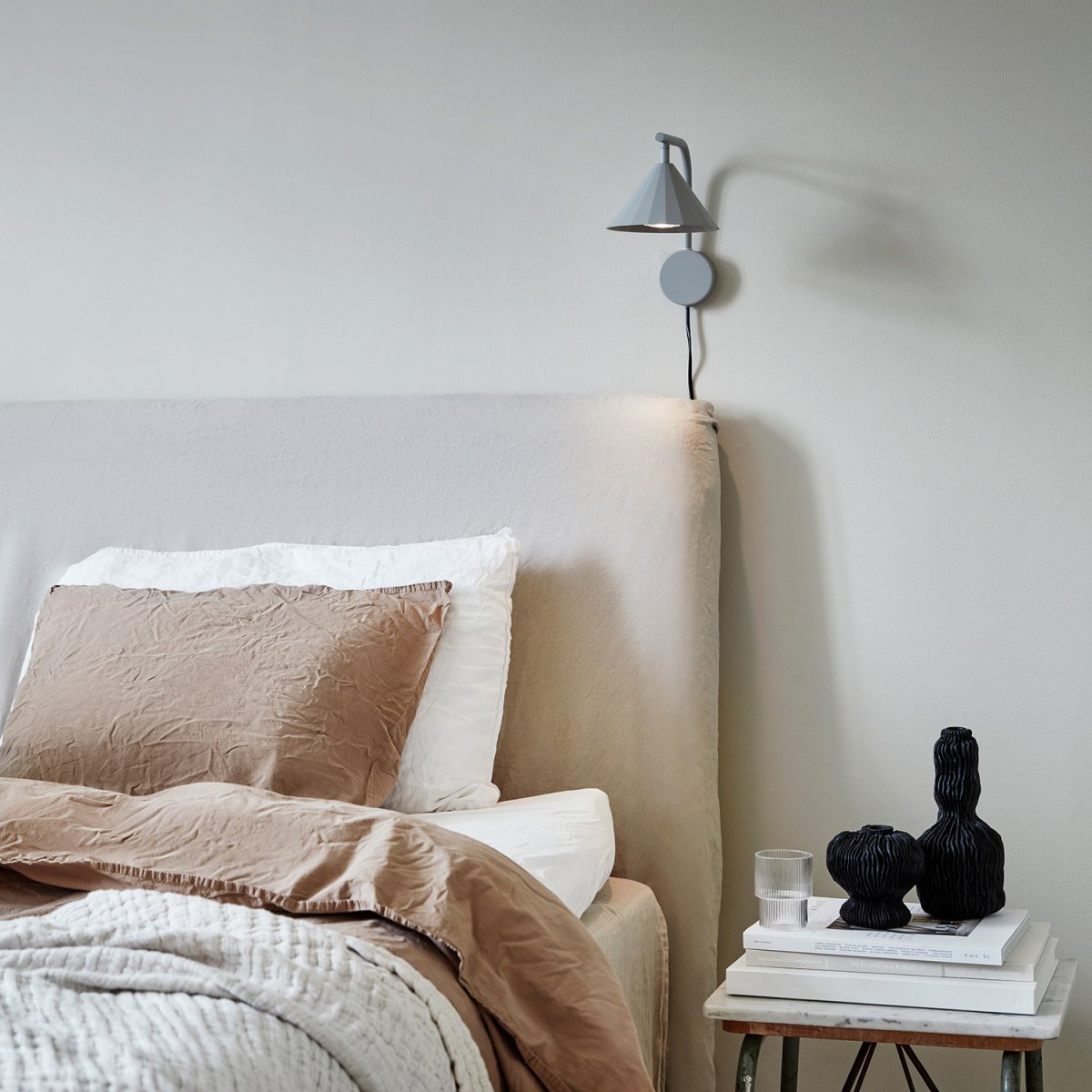 Rain 25cm Grå vegglampe Fra CO Bankeryd - Rain vegglampen kan med fordel brukes i stuen ved siden av en sofa eller sofa, samt i en korridor eller over en skjenk, hvor den tilf&oslash;rer rommet et moderne uttrykk.