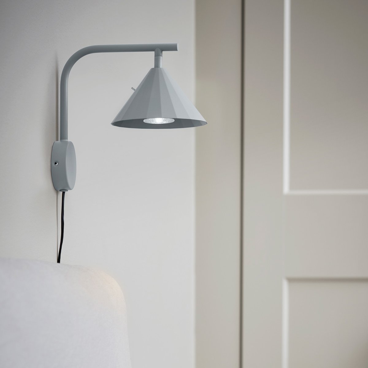 Rain 25cm Grå vegglampe Fra CO Bankeryd - Rain vegglampen kan med fordel brukes i stuen ved siden av en sofa eller sofa, samt i en korridor eller over en skjenk, hvor den tilf&oslash;rer rommet et moderne uttrykk.