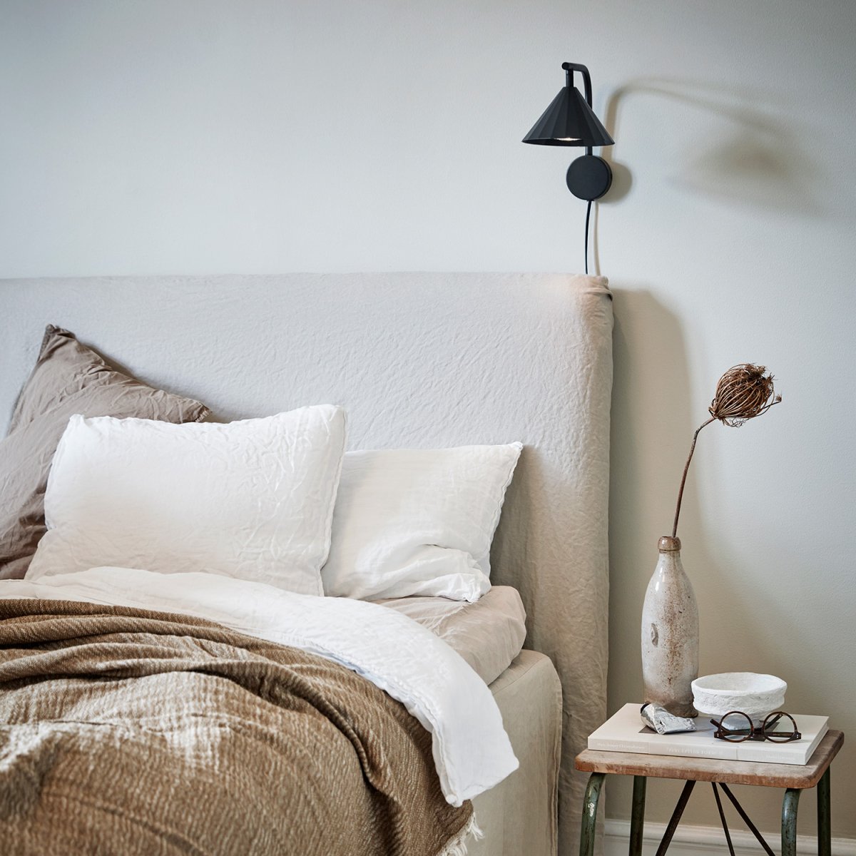 Rain 25cm Antrasitt vegglampe Fra CO Bankeryd - Rain vegglampen kan med fordel brukes i stuen ved siden av en sofa eller sofa, samt i en korridor eller over en skjenk, hvor den tilf&oslash;rer rommet et moderne uttrykk.