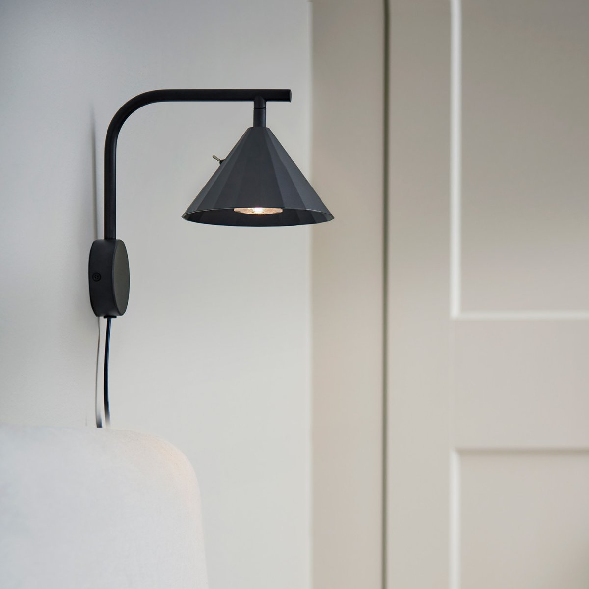 Rain 25cm Antrasitt vegglampe Fra CO Bankeryd - Rain vegglampen kan med fordel brukes i stuen ved siden av en sofa eller sofa, samt i en korridor eller over en skjenk, hvor den tilf&oslash;rer rommet et moderne uttrykk.