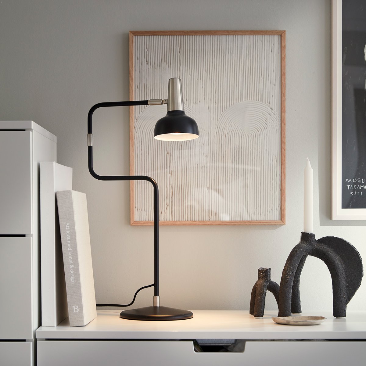 Ray 56cm Svart bordlampe Fra CO Bankeryd - Ray bordlampe er designet for å plasseres ved sofaen eller en favorittstol, ved sengen eller på et hjemmekontor Like funksjonell når; om kvelden for løsning er den skulpturell og skaper karakter for rommet om dagen.