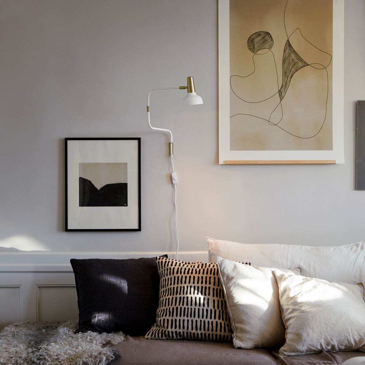 Ray Varm hvit leselampe Fra CO Bankeryd - Ray vegglampen kan med fordel brukes i stuen ved siden av en sofa eller lenestol, samt i en korridor eller over en skjenk, da den tilfører rommet et moderne preg.