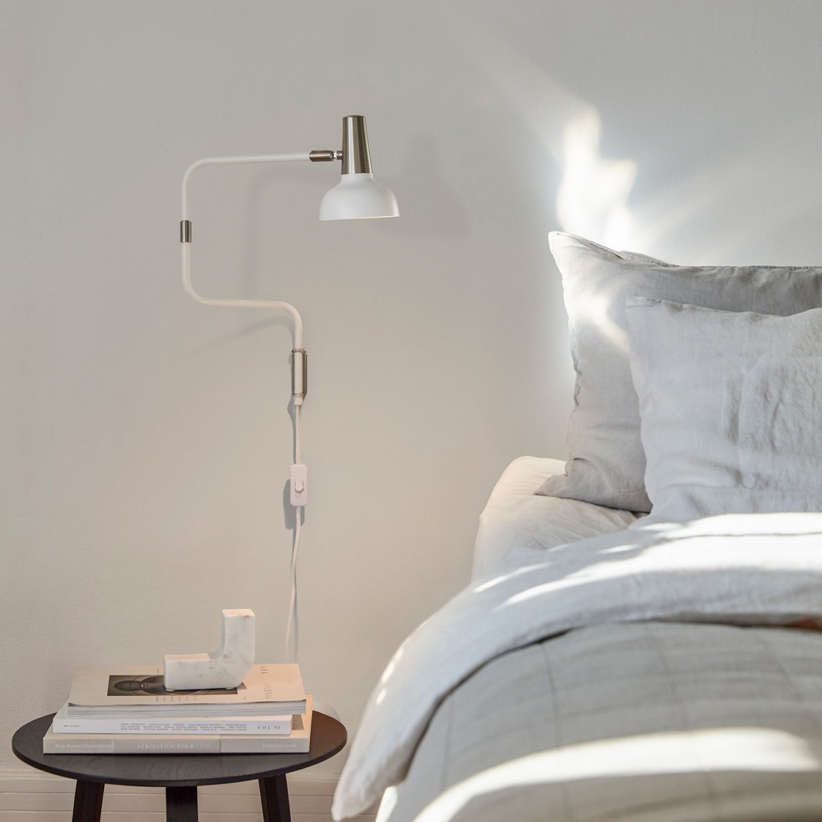 Ray Hvit leselampe Fra CO Bankeryd - Ray vegglampen kan med fordel brukes i stuen ved siden av en sofa eller lenestol, samt i en korridor eller over en skjenk, da den tilfører rommet et moderne preg.