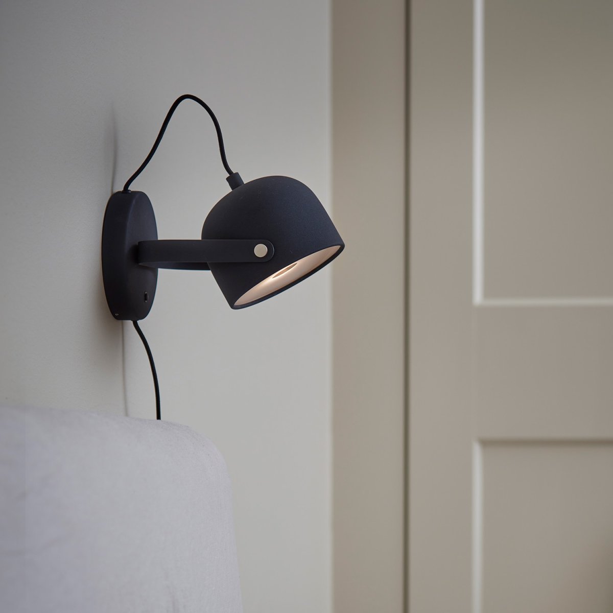 Svejk 13 Antrasitt leselampe Fra CO Bankeryd - Svejk vegglampe gir et sobert skandinavisk preg til rommet og skaper både lys og karakter.
