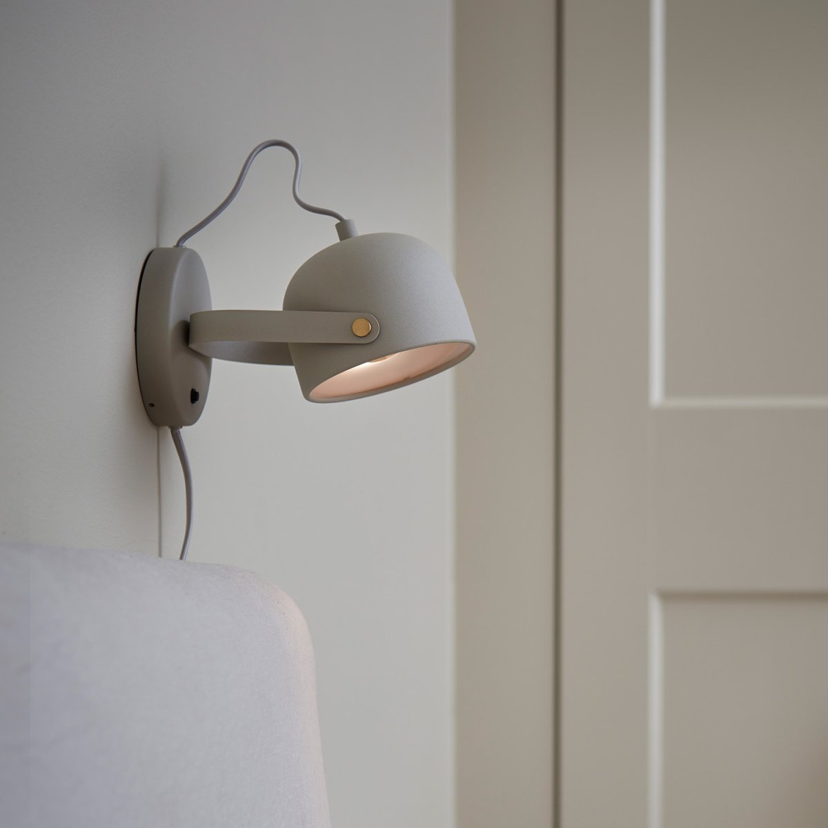 Svejk 13 Beige leselampe Fra CO Bankeryd - Svejk vegglampe gir et sobert skandinavisk preg til rommet og skaper både lys og karakter.