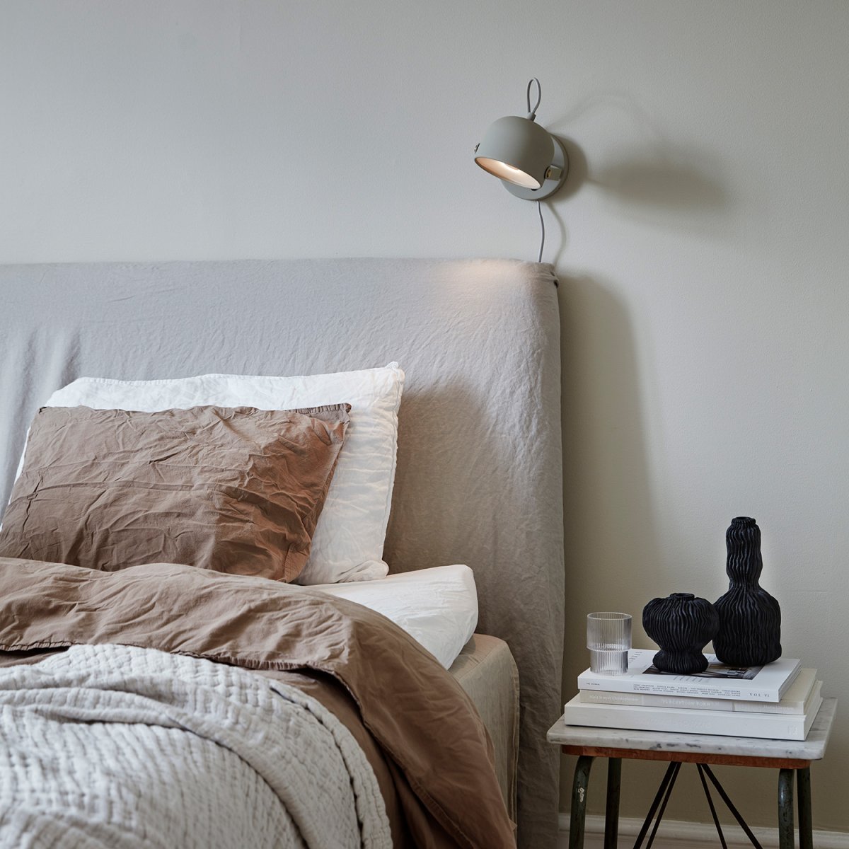 Svejk 13 Beige leselampe Fra CO Bankeryd - Svejk vegglampe gir et sobert skandinavisk preg til rommet og skaper både lys og karakter.