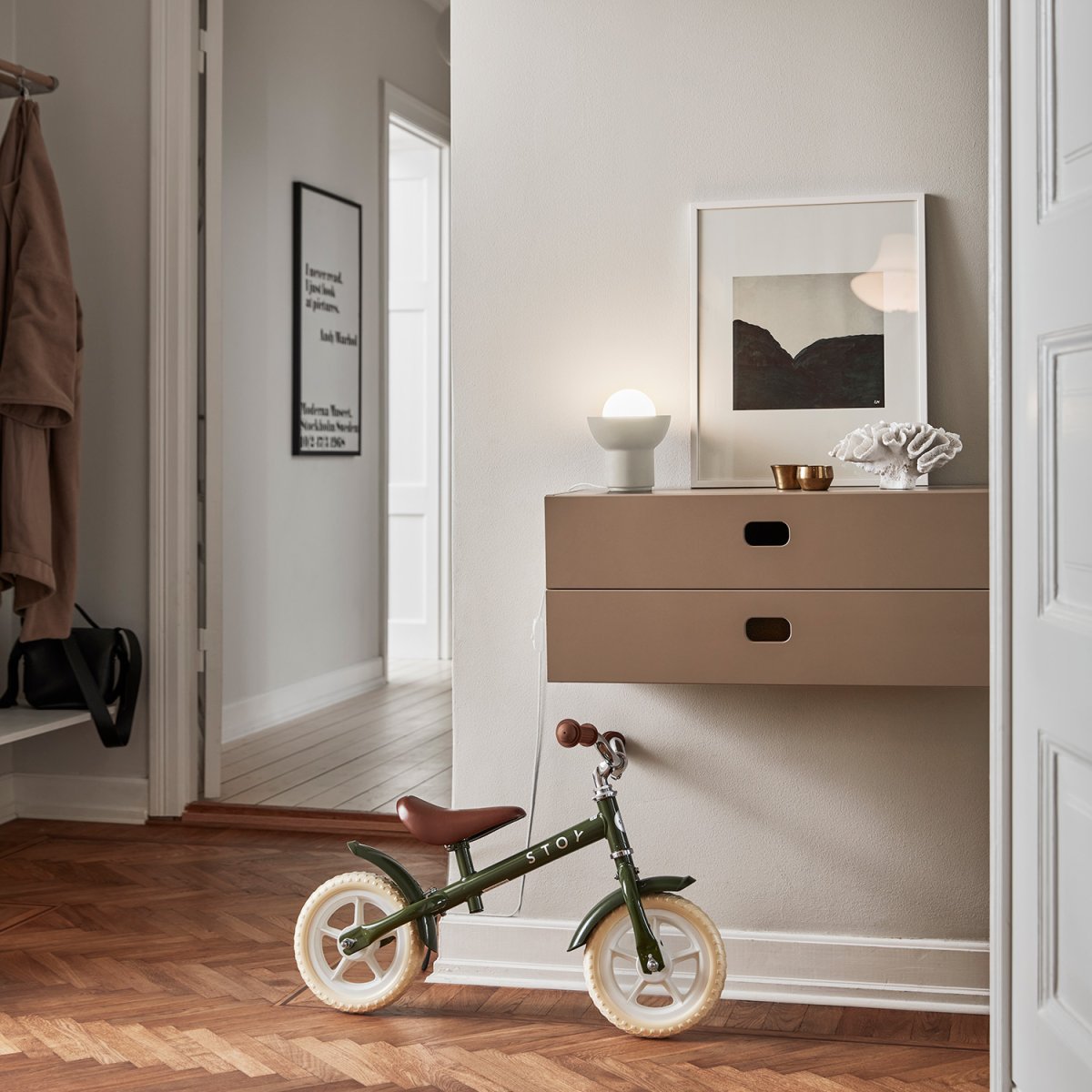 Up 13cm Lys beige bordlampe Fra CO Bankeryd - Up bordlampe har et ungdommelig og skandinavisk design hvor det stående lyset blir en dekorativ del av lampens form.