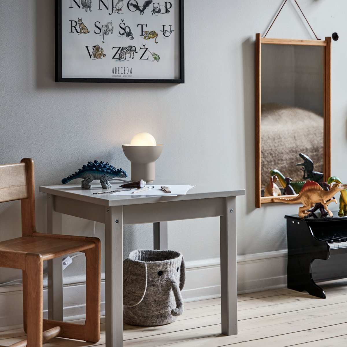 Up 13cm Lys beige bordlampe Fra CO Bankeryd - Up bordlampe har et ungdommelig og skandinavisk design hvor det stående lyset blir en dekorativ del av lampens form.