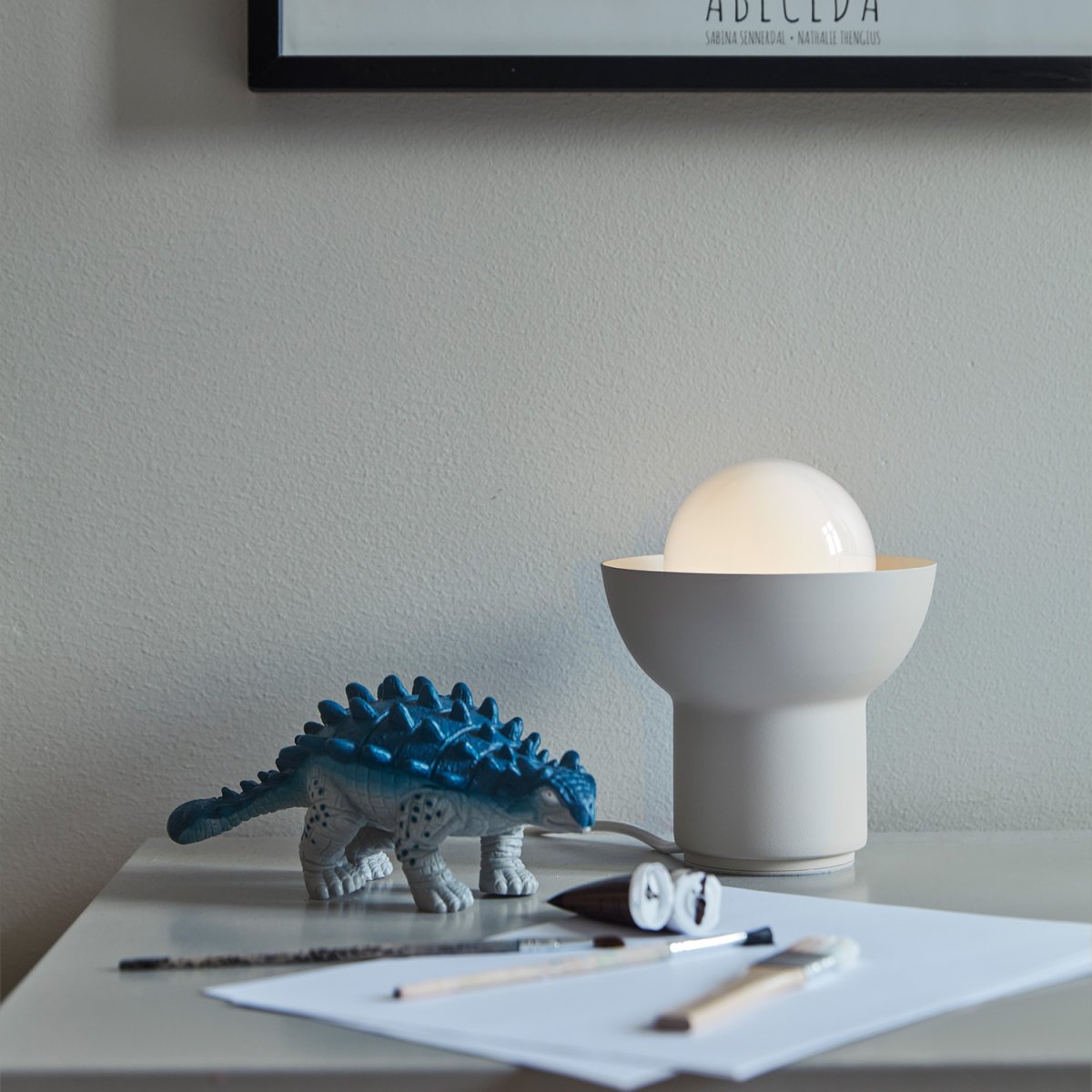 Up 13cm Lys beige bordlampe Fra CO Bankeryd - Up bordlampe har et ungdommelig og skandinavisk design hvor det stående lyset blir en dekorativ del av lampens form.