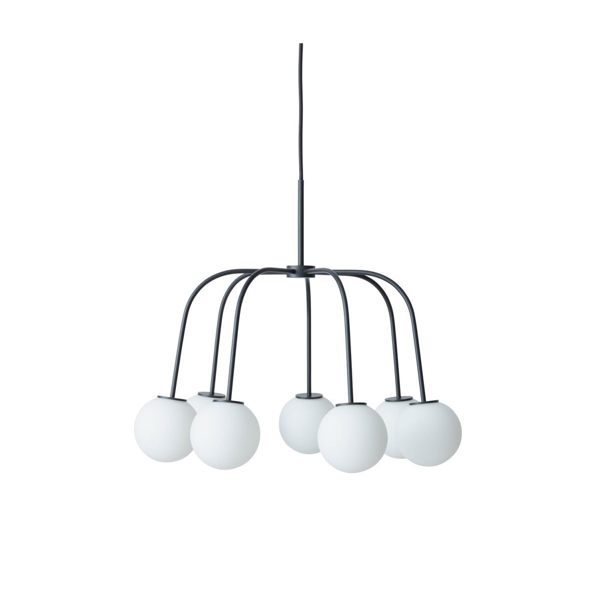 Waterfall Ø50 Svart Taklampe Fra CO Bankeryd - Waterfall er en stilig taklampe som med sine smale metallrør og runde opalglass skaper en uttrykksfull kontrast.