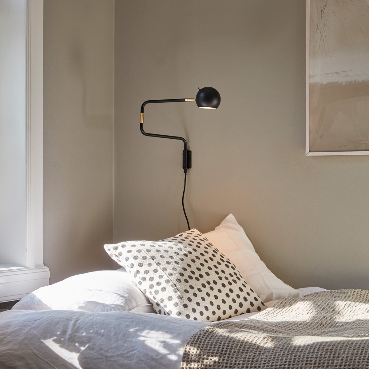 Yes! 62cm Antrasitt vegglampe Fra CO Bankeryd - 62 vegglampe kan med fordel brukes i stuen ved siden av en sofa eller lenestol, samt i en korridor eller over en skjenk hvor den tilf&oslash;rer et moderne uttrykk til rommet.