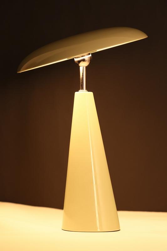 Audrey 33cm Beige/lys grønn bærbar Fra Eja - Den integrerte LED-belysningen gir et behagelig lys, og lampen er dimbar for enkelt å skape den rette atmosfæren i rommet.