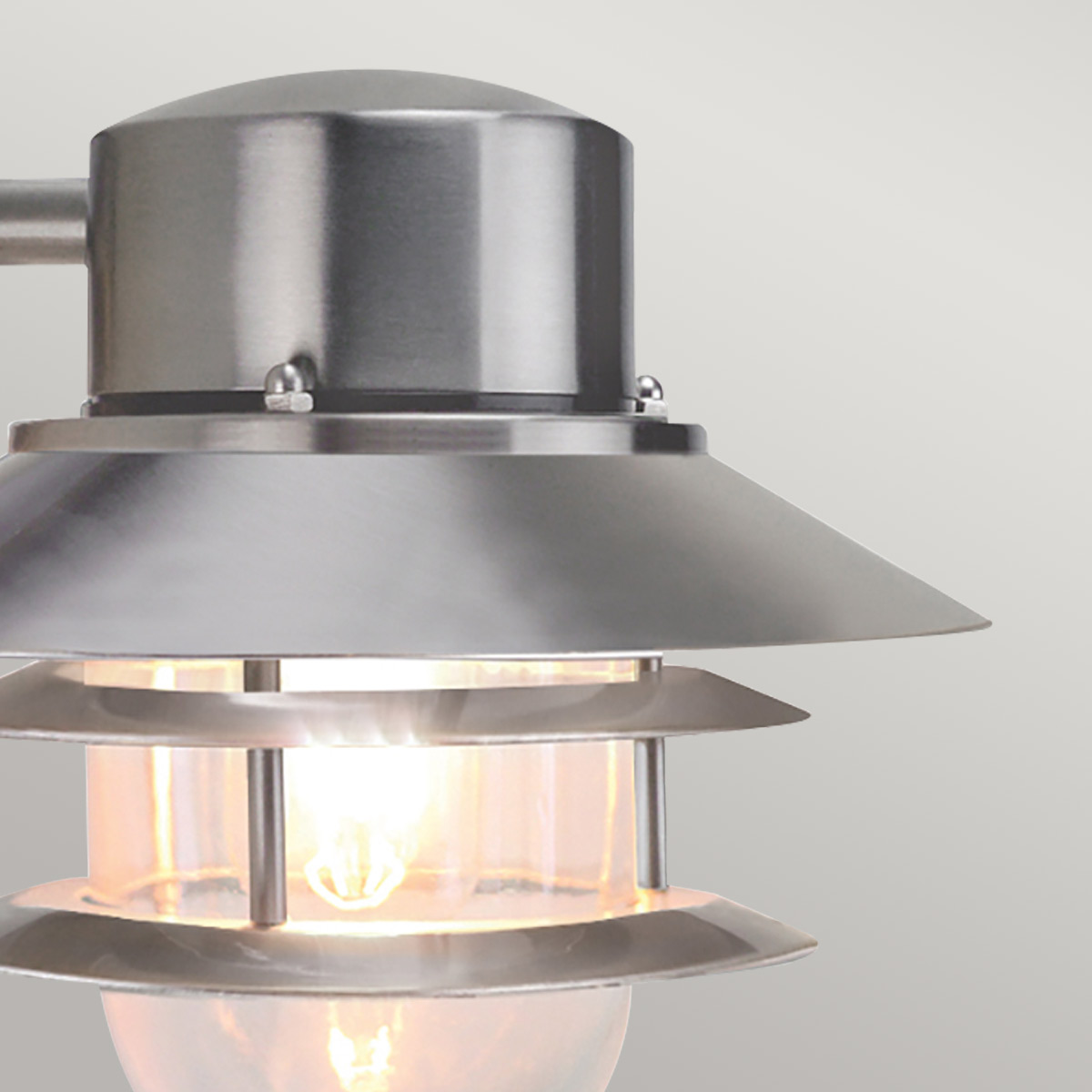 Copenhagen Ø22 Børstet stål utendørslampe Fra Elstead Lighting - Tillverkad av rostfritt st&aring;l i borstad finish och glas, erbjuder den en h&aring;llbar och v&auml;dert&aring;lig konstruktion som passar perfekt f&ouml;r fasader, entr&eacute;er och uteplatser.