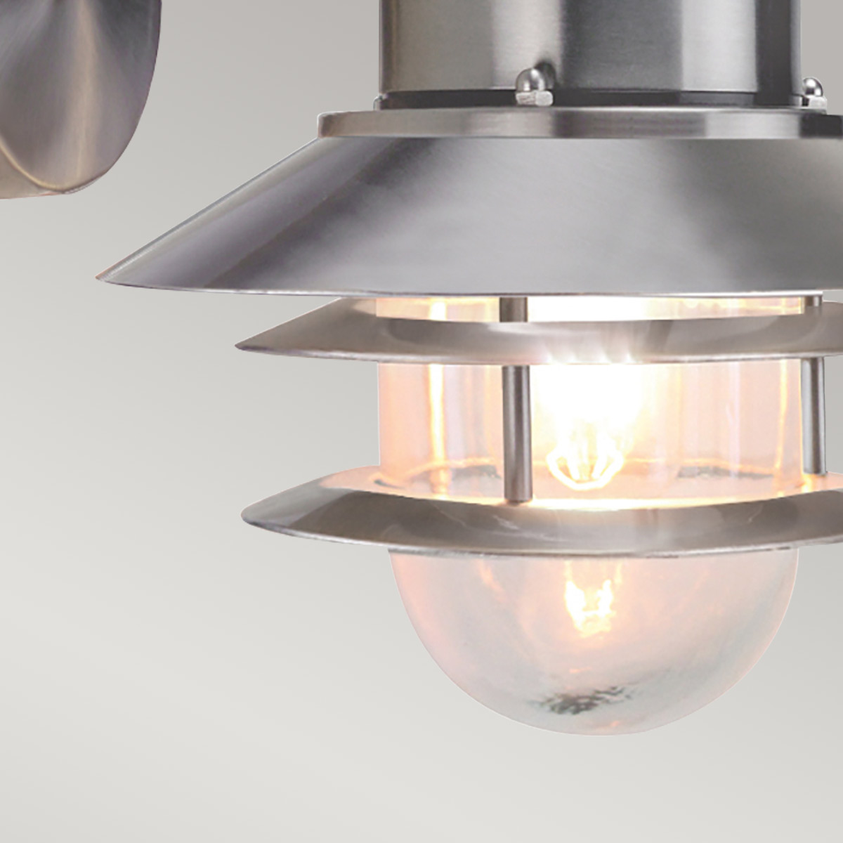 Copenhagen Ø22 Børstet stål utendørslampe Fra Elstead Lighting - Tillverkad av rostfritt st&aring;l i borstad finish och glas, erbjuder den en h&aring;llbar och v&auml;dert&aring;lig konstruktion som passar perfekt f&ouml;r fasader, entr&eacute;er och uteplatser.